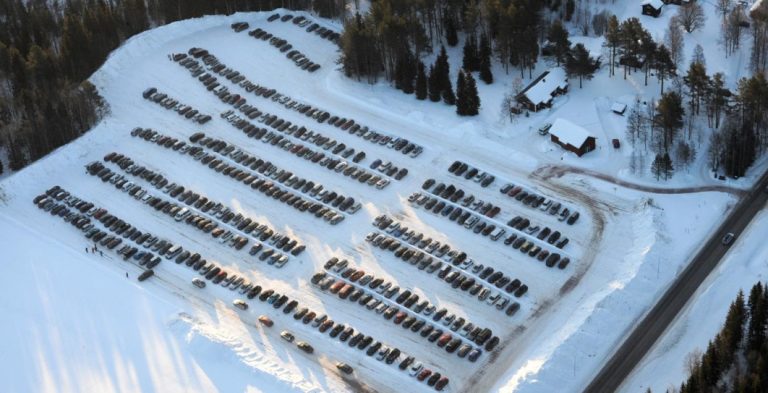 Helikoptervy över en fullbelagd parkering vid en av Vasaloppets kontroller